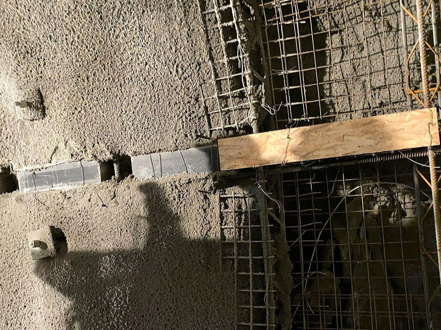 Installation of the novel HS-EPS yielding elements in geotechnical challenging conditions